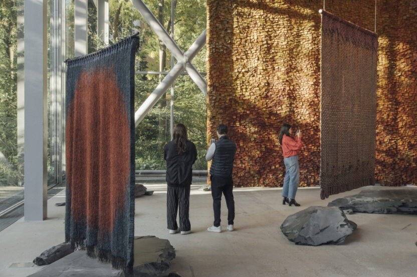 까르띠에 현대미술재단이 주목한 콜롬비아의 섬유 예술가, 올가 데 아마랄 1 까르띠에 현대미술재단 올가 데 아마렐 전시 전경 ©Cyril Marcilhacy 2