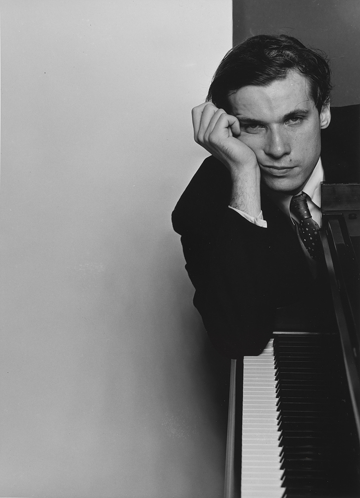 글렌 굴드, 피카소, 케네디 등 시대의 아이콘을 촬영한 사진가 9 Glenn Gould in studio New York New York USA