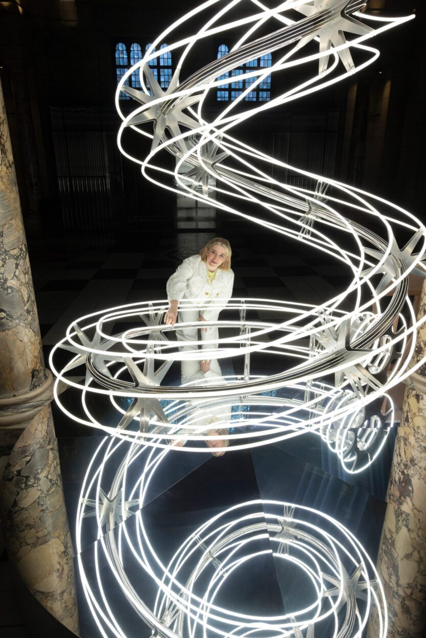V&A 사우스켄싱턴을 밝히는 LED 트리 1 anna lomax va installation dezeen 2364 col 12 scaled 1