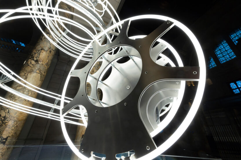 V&A 사우스켄싱턴을 밝히는 LED 트리 2 anna lomax va installation dezeen 2364 col 2