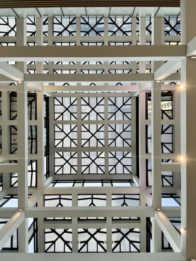 문창살 아트리움 내부LG트윈타워 중앙 아트리움의 천장 모습 자연광을 환하게 받아들이는 유리 지붕의 메탈 프레임에 한국 전통의 문창살 문양이 반영돼있다