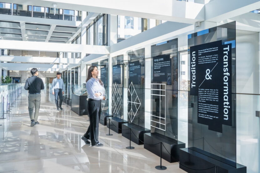 사진1LG트윈타워에서 근무하는 직원들이 특별전 계승과 변화 를 관람하고 있다