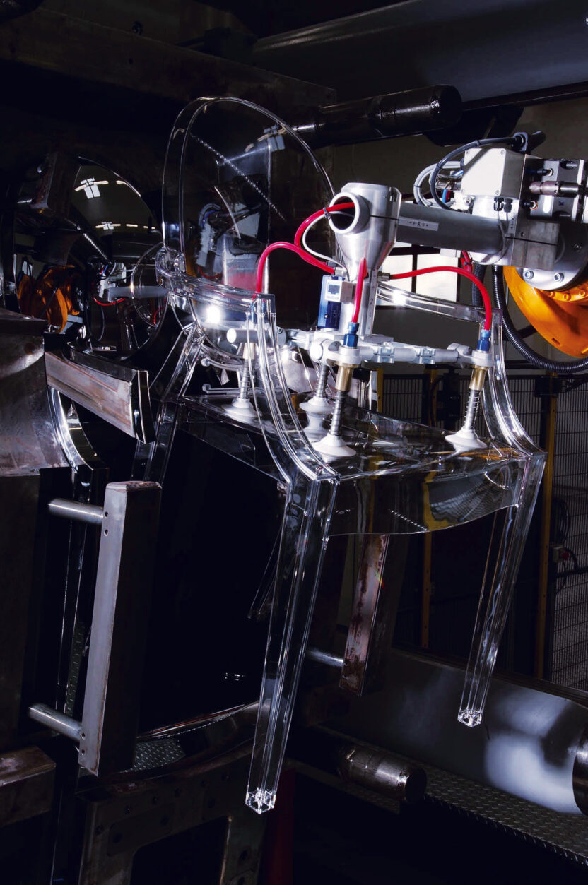 혁신을 거듭한 플라스틱 가구의 원조 카르텔 8 130113000008037 O