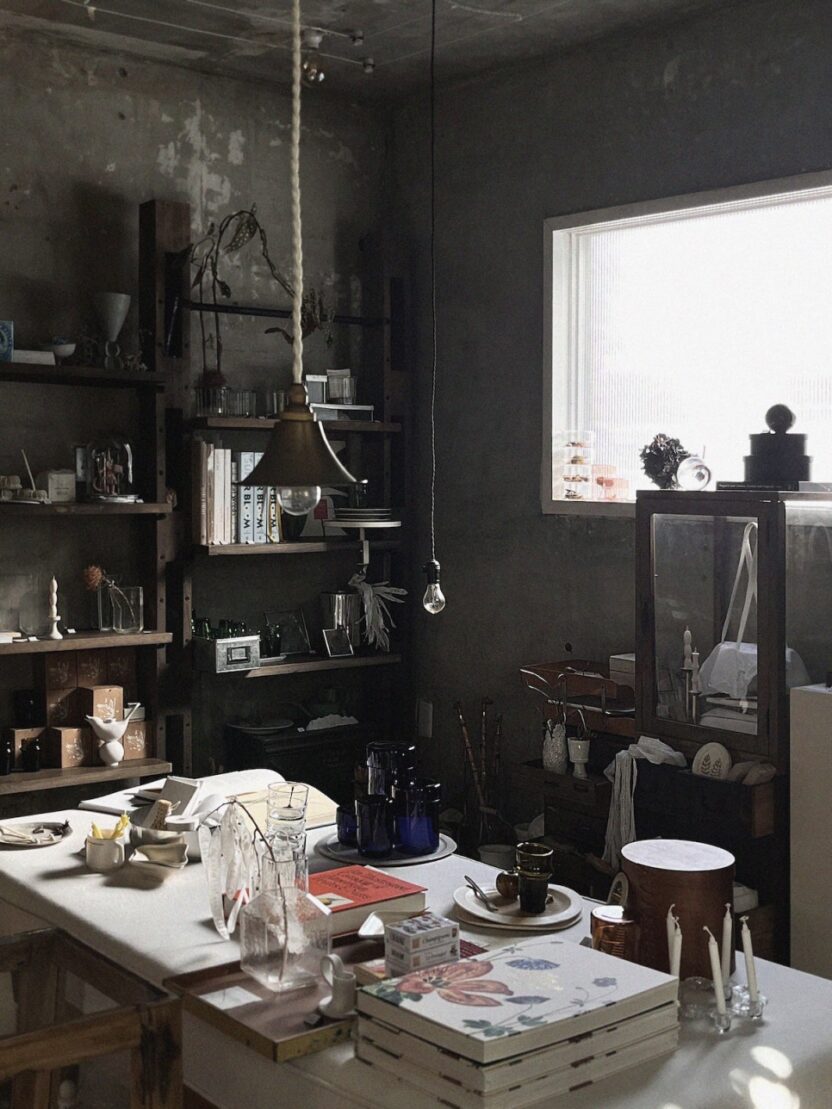 무용하고 아름다운 사물들, 편집숍 큐(Kew) 5 6 10