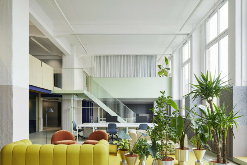 윌리웡카의 초콜릿 공장이 떠오르는 개성 있는 유럽 오피스 6 relaxound office Ester Brukus Architekten 10 810x540 1