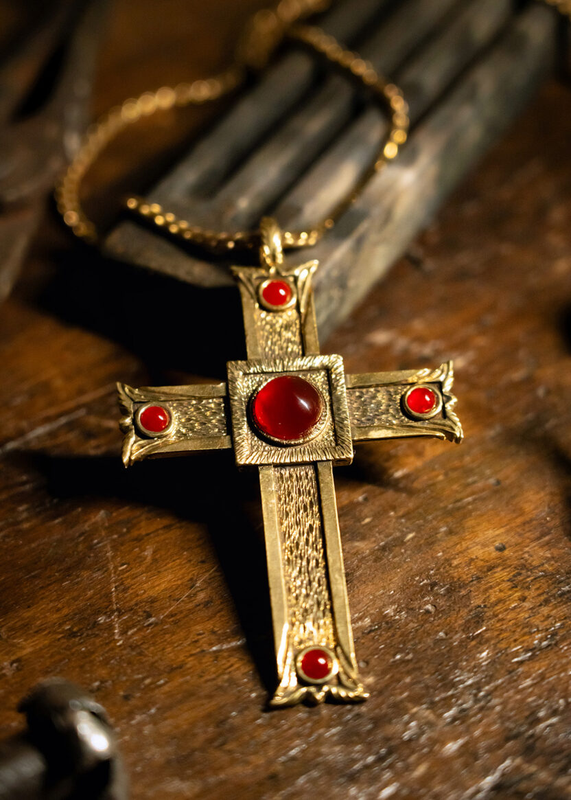 〈콘클라베〉 의상의 비밀 10 croce di paolo penko per conclave foto edoardo argenio