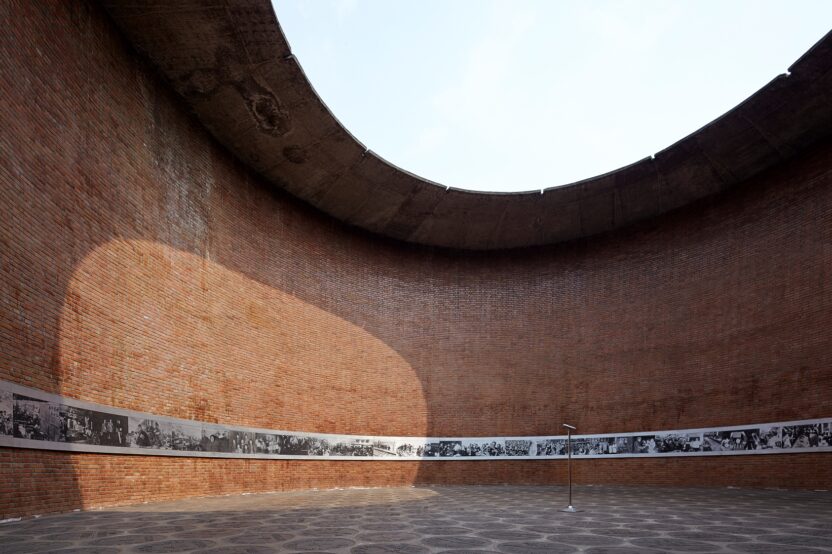 2025 프리츠커 건축상 수상자, 리우 지아쿤 16 resize Museum of Cultural Revolution Clocks 1