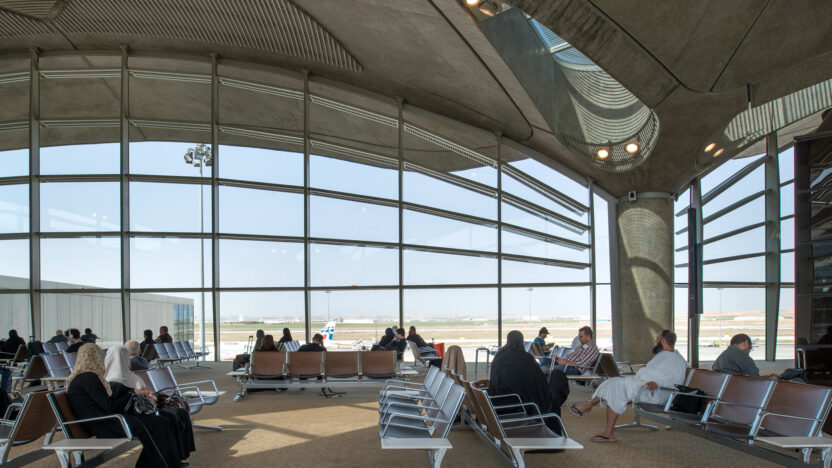 현대와 전통이 조화를 이루는 공항 디자인 9 15