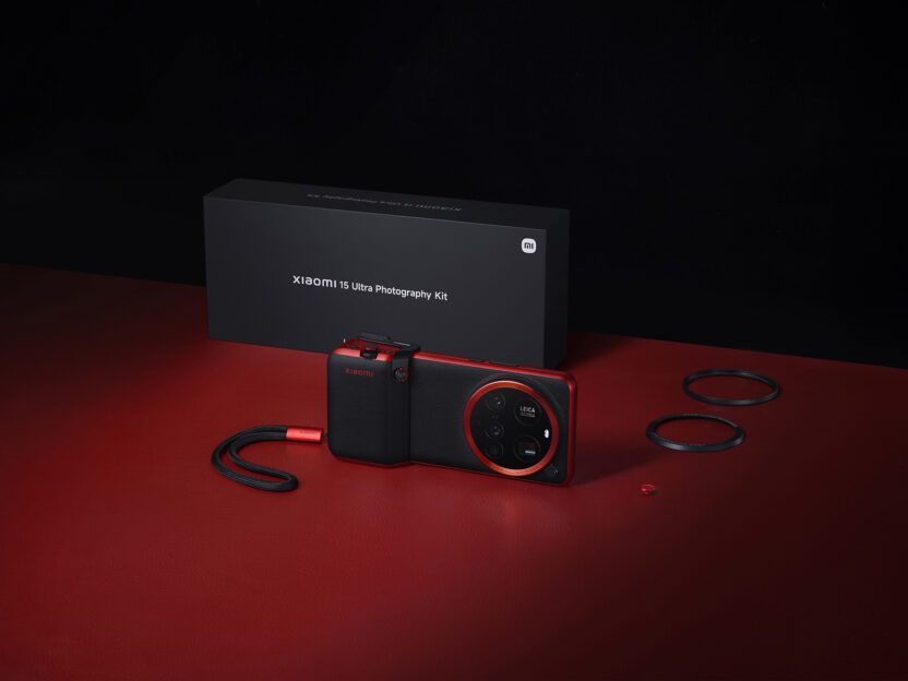 망원 카메라를 품은 스마트폰, 샤오미 15 울트라 3 O1G Unboxing image with phone 1
