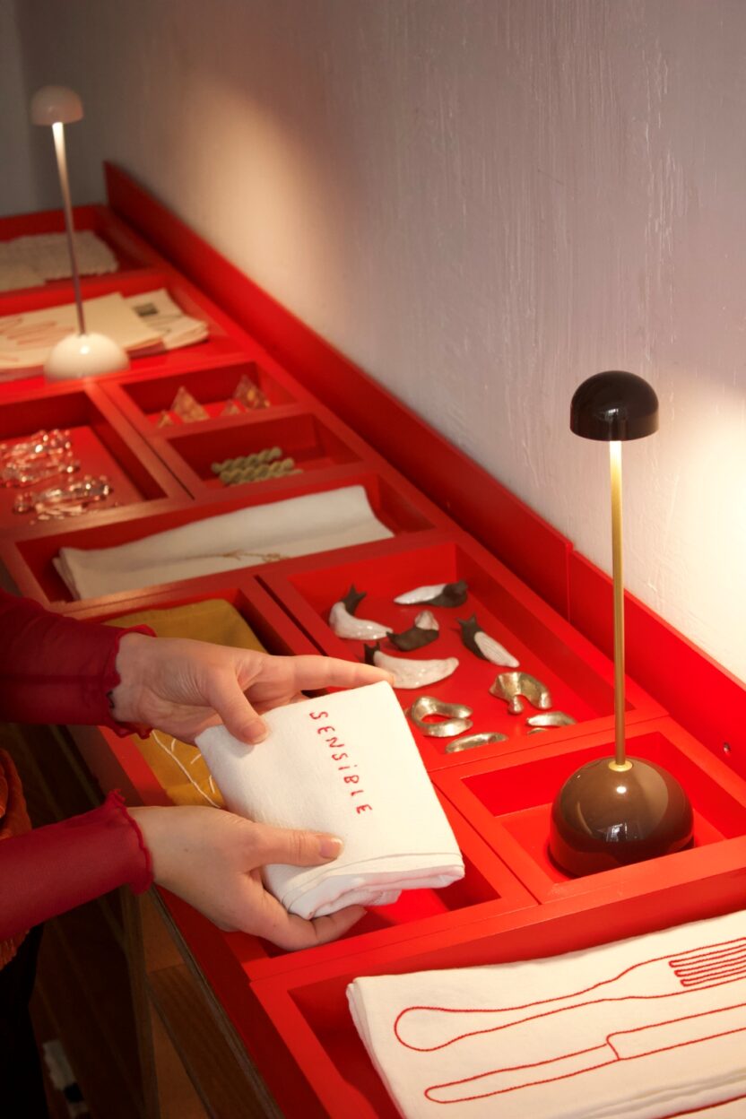 실과 바늘로 감정을 수놓는 텍스타일 아티스트, 사라 에스푀트 6 20250613 051213