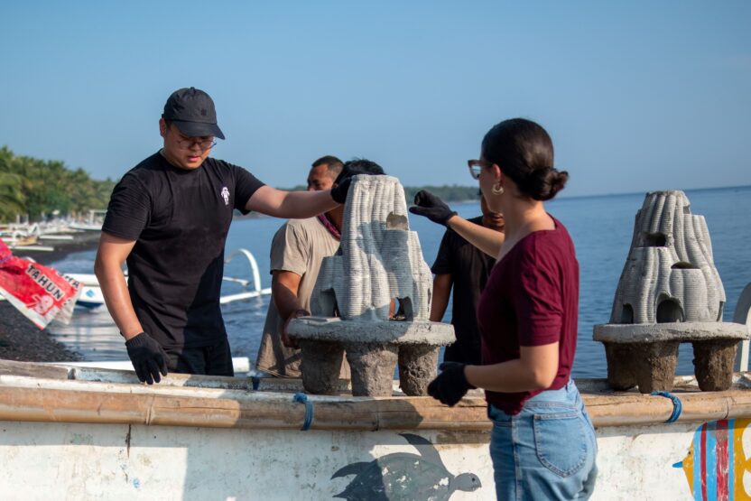 생태계와 공존하는 추모를 디자인하다, 레스팅 리프 2 Copy of Memorial Reef about to be placed underwater