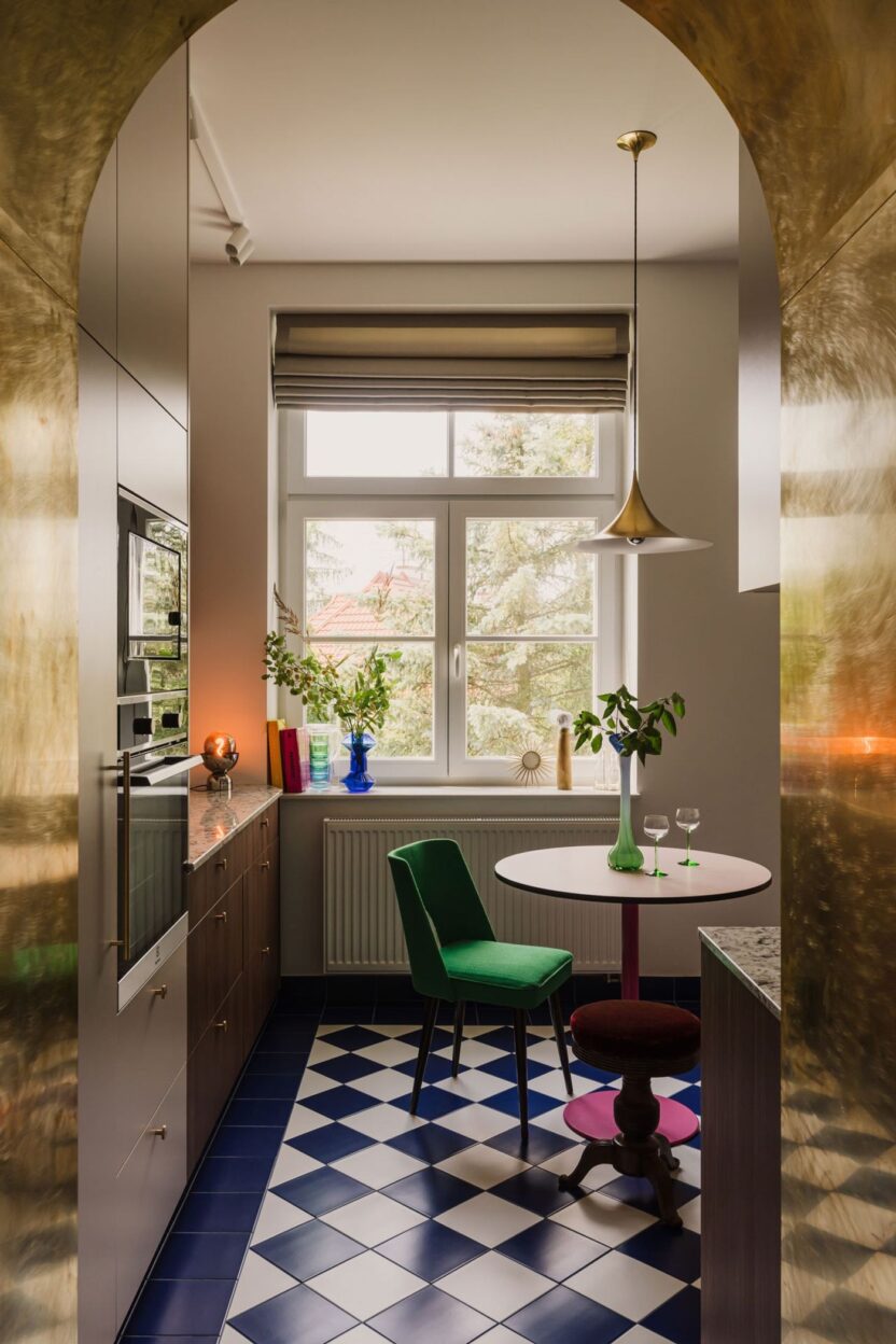 클래식한 공간에 대담한 개성과 위트를 더한 폴란드 아파트 11 imgi 10 10 in wonderland krakow apartment lessness studio photo zasoby studi