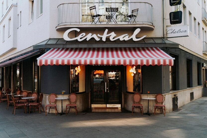 힙스터 감성으로 재해석한 독일의 카페와 베이커리 1 imgi 10 aluminum bar installation central cafe reopening cologne gathering g