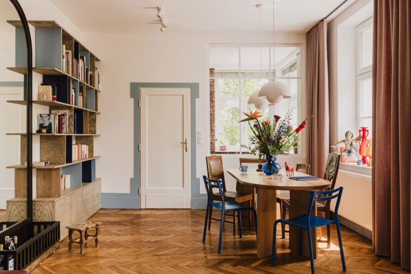 클래식한 공간에 대담한 개성과 위트를 더한 폴란드 아파트 7 imgi 25 01 in wonderland krakow apartment lessness studio photo zasoby studi