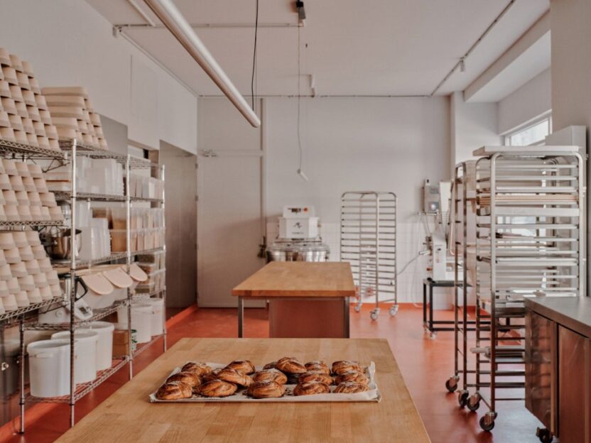 힙스터 감성으로 재해석한 독일의 카페와 베이커리 6 imgi 73 plantea estudio acid berlin bakery interiors dezeen 2364 col 12