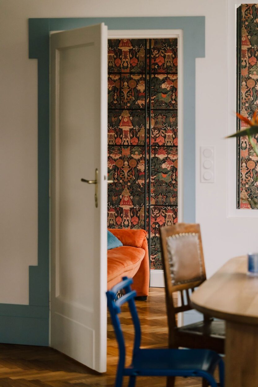 클래식한 공간에 대담한 개성과 위트를 더한 폴란드 아파트 8 imgi 7 07 in wonderland krakow apartment lessness studio photo zasoby studio