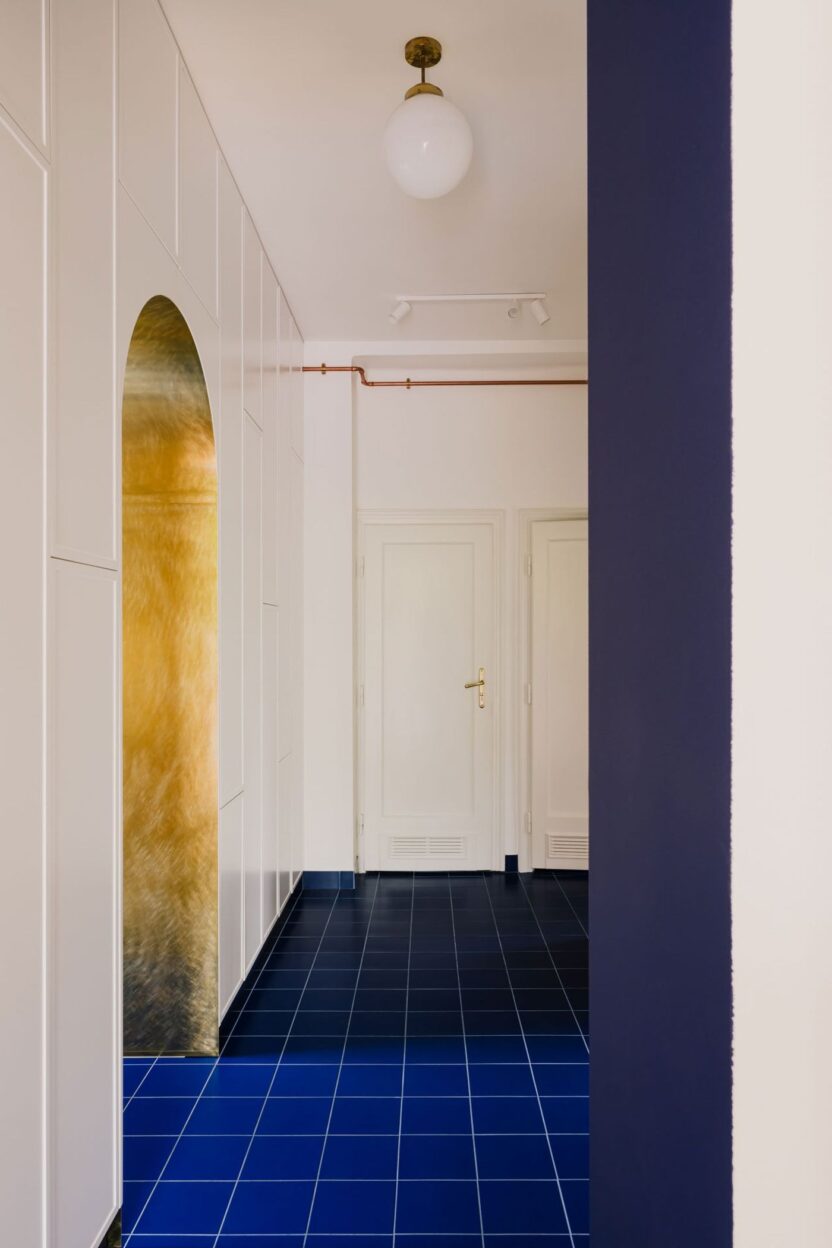 클래식한 공간에 대담한 개성과 위트를 더한 폴란드 아파트 10 imgi 8 08 in wonderland krakow apartment lessness studio photo zasoby studio