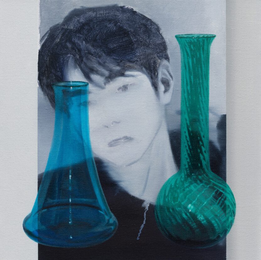 넷플릭스 드라마 〈폭싹 속았수다〉 속 그 초상화, 김대유 작가의 회화 세계 9 9. Belonging among belongings photo and glass bottle