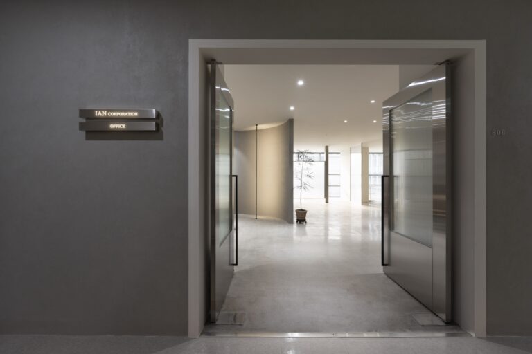 절제된 미학으로 구현한 브랜드 허브, 이안기획 오피스