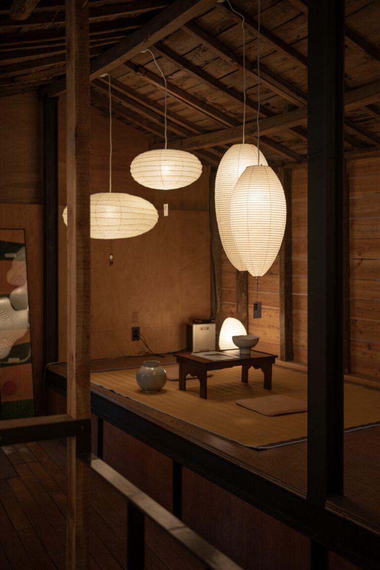 삼각지역 춘일가옥을 밝히는 아카리 조명들