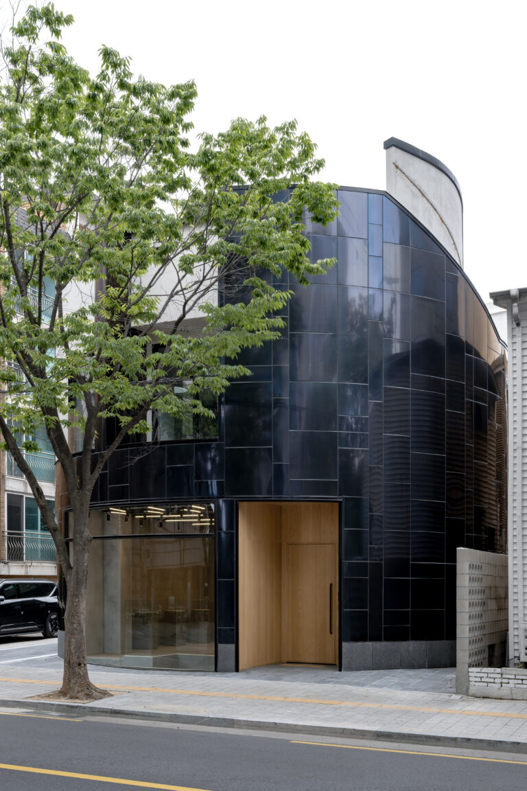 일상으로 들어온 조각 전문 갤러리, 스페이스 톤