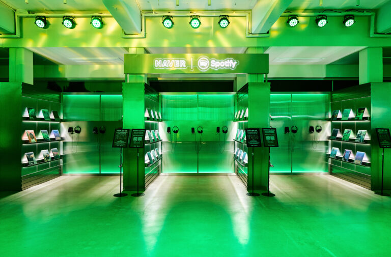 그래피티로 강렬하게 시선을 끈 네이버 x 스포티파이 팝업스토어