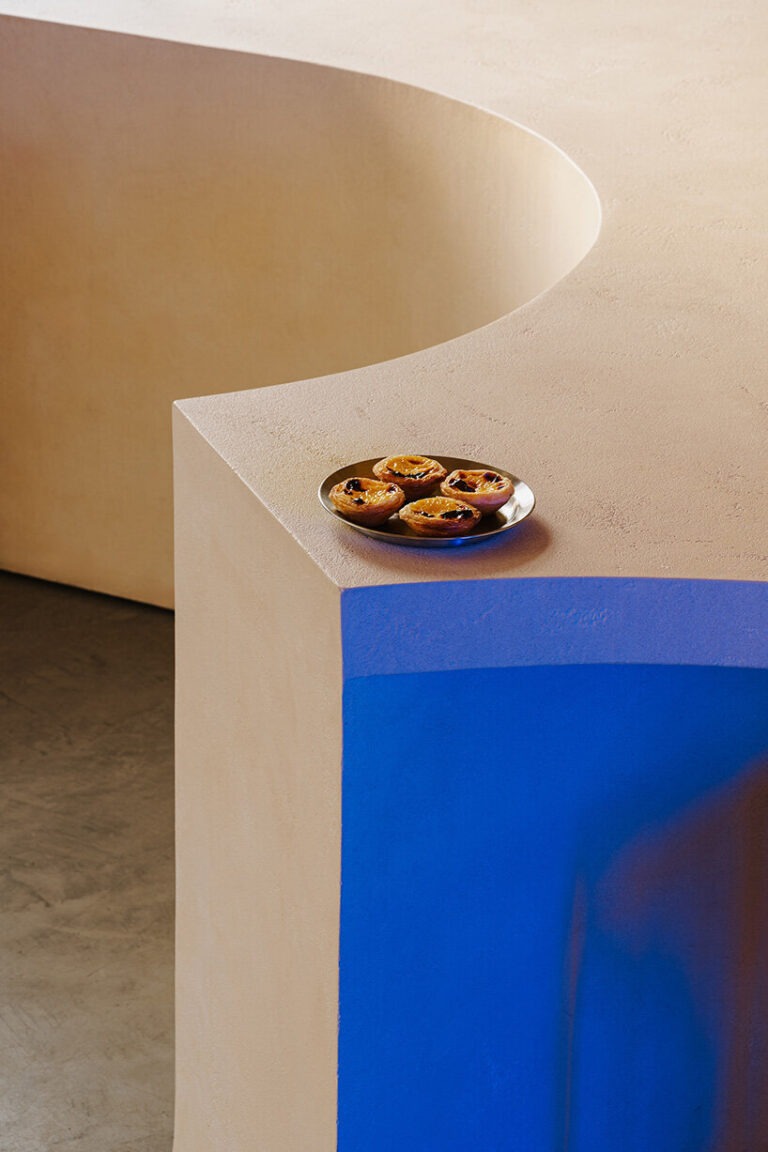 imgi 77 golden ceiling reef shaped counter warsaw bakery znamy sie pastelowe designboom 09 768x1152 1